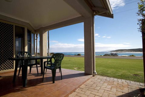 Pelican Shore Oceanfront Villa 6 - Accommodation Gladstone 1
