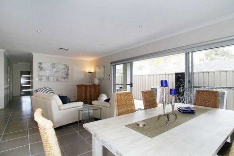 Penguin 4 Bedroom House By Shoalwater Executive Homes - Accommodation Gladstone 1