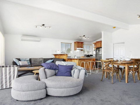 Penguin Cove - Relax On The Beach - Accommodation Gladstone 0