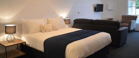 Penguin Seaside Motel - Accommodation Gladstone 0