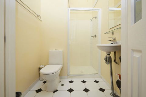 Pension Of Perth - Accommodation Gladstone 2