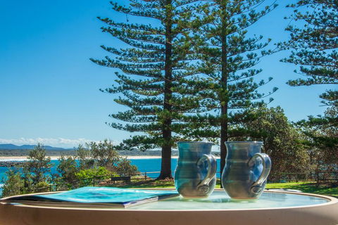 PERFECTLY POSITIONED BEACHFRONT APARTMENT-GREAT LOCATION WITH OCEAN VIEWS - Accommodation Gladstone 0