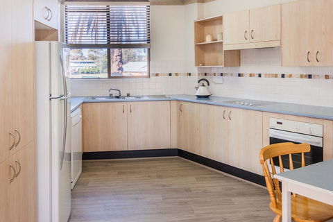 PERFECTLY POSITIONED BEACHFRONT APARTMENT-GREAT LOCATION WITH OCEAN VIEWS - Accommodation Gladstone 1