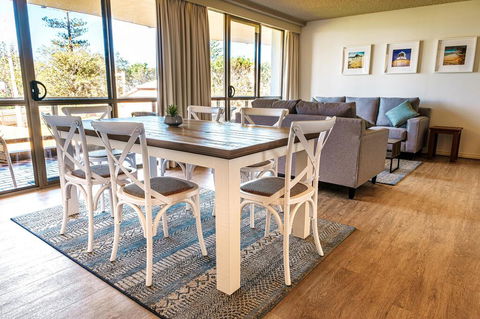 PERFECTLY POSITIONED BEACHFRONT APARTMENT-GREAT LOCATION WITH OCEAN VIEWS - Accommodation Gladstone 2