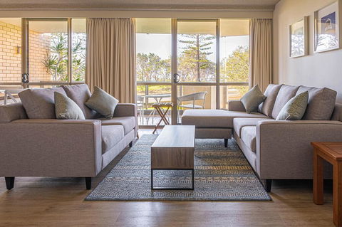 PERFECTLY POSITIONED BEACHFRONT APARTMENT-GREAT LOCATION WITH OCEAN VIEWS - Accommodation Gladstone 3