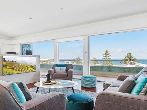 Perpendicular Penthouse - Modern Beachside Apartment - Accommodation Gladstone 0