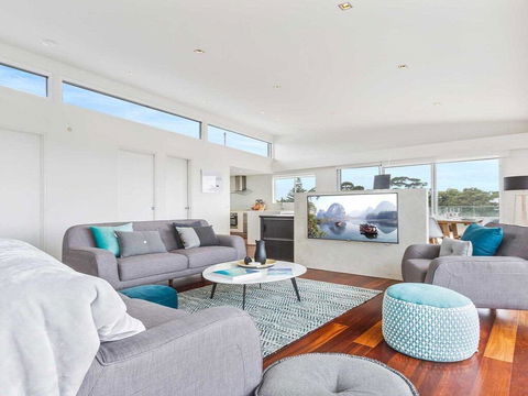 Perpendicular Penthouse - Modern Beachside Apartment - Accommodation Gladstone 3