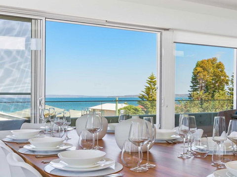 Perpendicular Penthouse - Modern Beachside Apartment - Accommodation Gladstone 2
