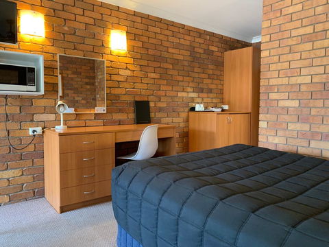 Peter Allen Motor Inn - Accommodation Gladstone 0