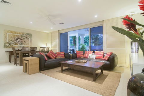 Plantation 2 - Absolute Beachfront - Accommodation Gladstone 2