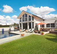 Play A Round - Accommodation Gladstone