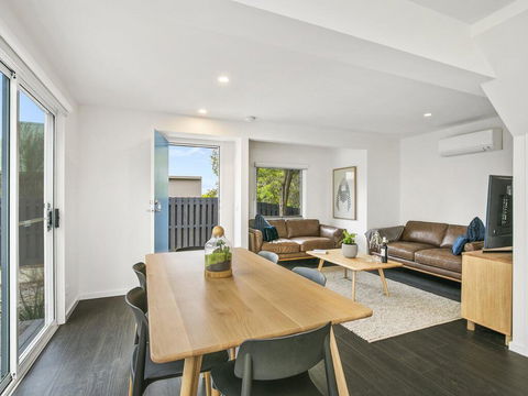 Point Roadknight Villa 3 - Accommodation Gladstone 1