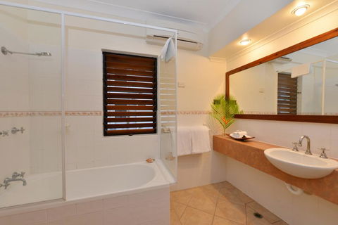 Poolside @ Hibiscus - Accommodation Gladstone 3