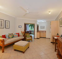 Poolside  Hibiscus - Accommodation Gladstone