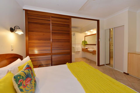 Poolside @ Hibiscus - Accommodation Gladstone 2