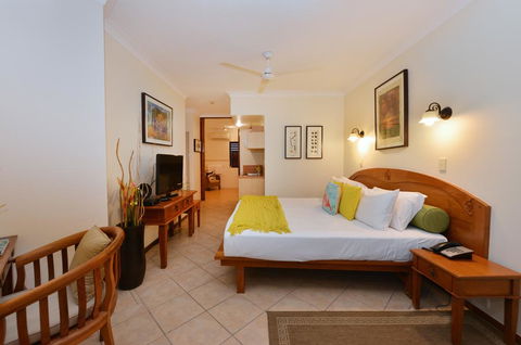Poolside Studio - Accommodation Gladstone 2