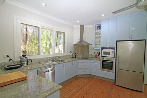 Pope's Beach House Getaway - Accommodation Gladstone 2