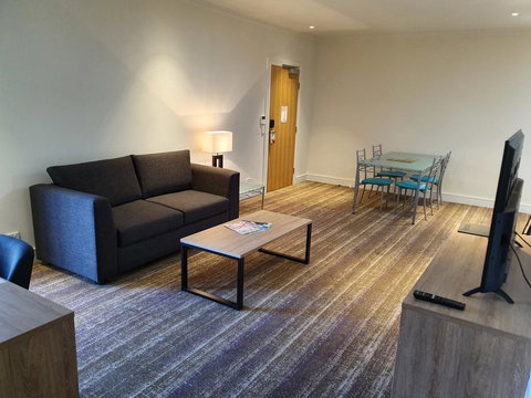 Porter's Plainland Hotel - Accommodation Gladstone 2