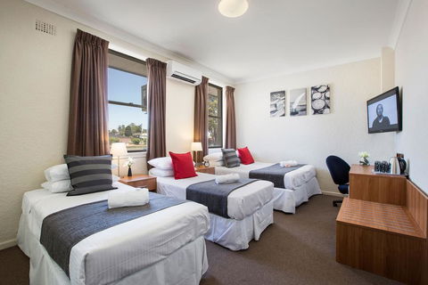 Pritchards Hotel - Accommodation Gladstone 2