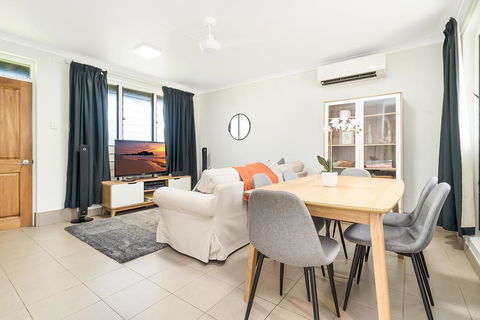 Private Pool, Big Backyard, Aircon - Paradise! - Accommodation Gladstone 1