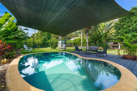 Private Pool, Big Backyard, Aircon - Paradise! - Accommodation Gladstone 0
