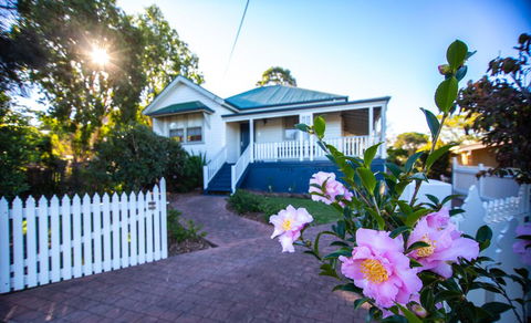 Queen Bee Cottage, Milton - Accommodation Gladstone 0