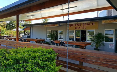 Queens Beach Hotel - Accommodation Gladstone 0