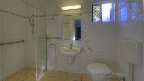 Queens Beach Tourist Village - Accommodation Gladstone 3