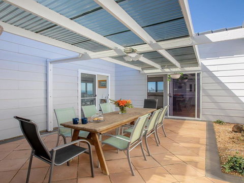 Rainbows End - Soaring Views North To Gerroa - Accommodation Gladstone 3