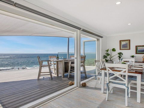 Rainbows End - Soaring Views North To Gerroa - Accommodation Gladstone 2