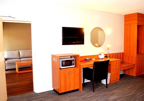 Ramada Hotel & Suites By Wyndham Cabramatta - Accommodation Gladstone 3