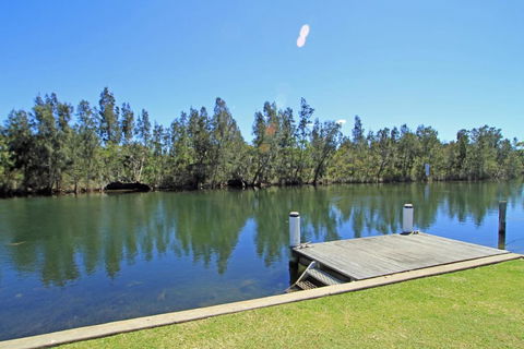 Ranu House - Waterfront - Accommodation Gladstone 0