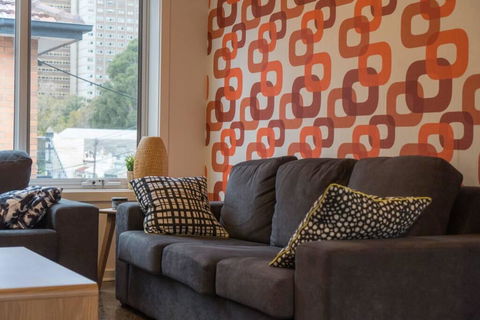 Rare & Spacious Apt W/ City Views Close To CBD/MCG, Free Wi-Fi + Carpark + Netflix - Accommodation Gladstone 1