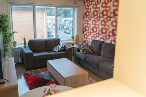 Rare & Spacious Apt W/ City Views Close To CBD/MCG, Free Wi-Fi + Carpark + Netflix - Accommodation Gladstone 0