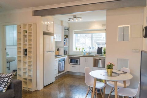 Rare & Spacious Apt W/ City Views Close To CBD/MCG, Free Wi-Fi + Carpark + Netflix - Accommodation Gladstone 2