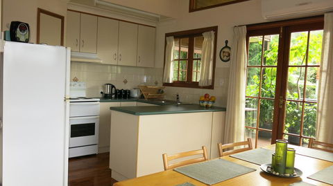 Ravensbourne Escape - Cedar Lodge - Accommodation Gladstone 1
