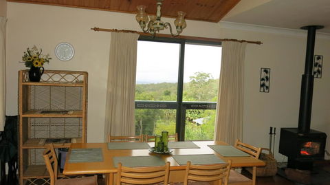 Ravensbourne Escape - Cedar Lodge - Accommodation Gladstone 2