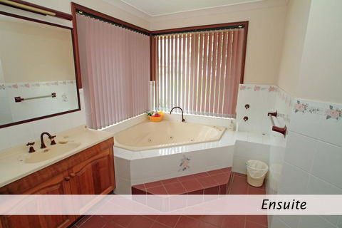 Ray Of Sunshine - Waterfront Reserve - Accommodation Gladstone 3