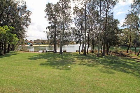 Ray Of Sunshine - Waterfront Reserve - Accommodation Gladstone 0