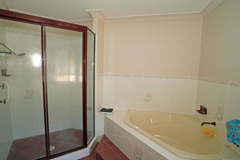 Ray Of Sunshine - Waterfront Reserve - Accommodation Gladstone 2