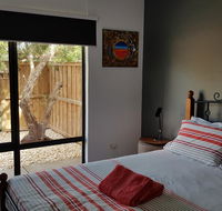 Red Ochre - Large 1BR with Private Courtyard - Accommodation Gladstone