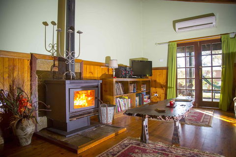 Red Tractor Retreat - Accommodation Gladstone 3