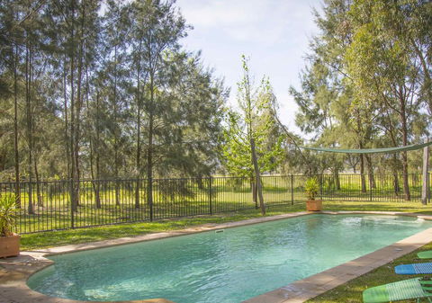 Red Tractor Retreat - Accommodation Gladstone 2