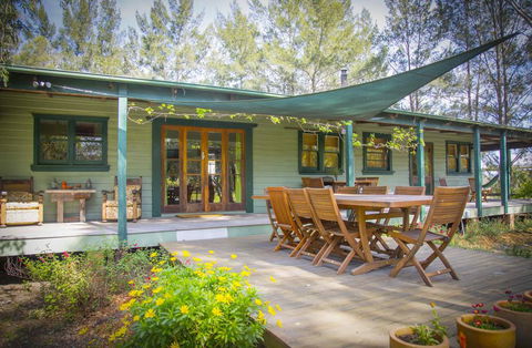 Red Tractor Retreat - Accommodation Gladstone 1