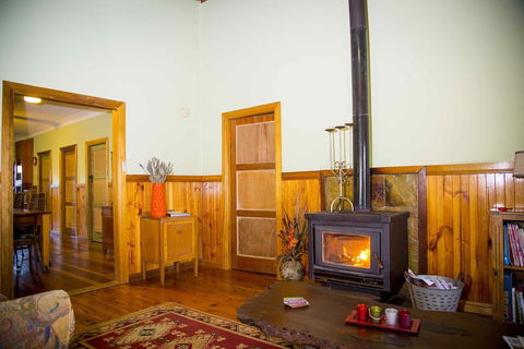 Red Tractor Retreat - Accommodation Gladstone 0