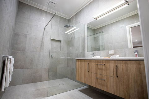 Red Waratah Accommodation - Accommodation Gladstone 3