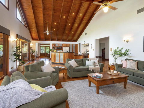 Reign Manor - Large Group Accommodation - Accommodation Gladstone 1