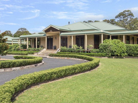 Reign Manor - Large Group Accommodation - Accommodation Gladstone 0