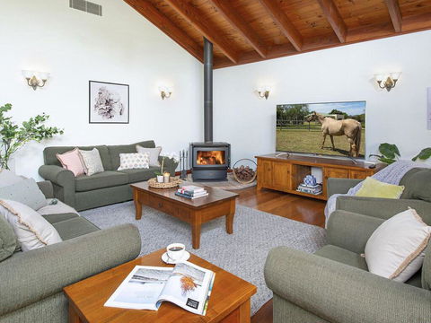Reign Manor - Large Group Accommodation - Accommodation Gladstone 2