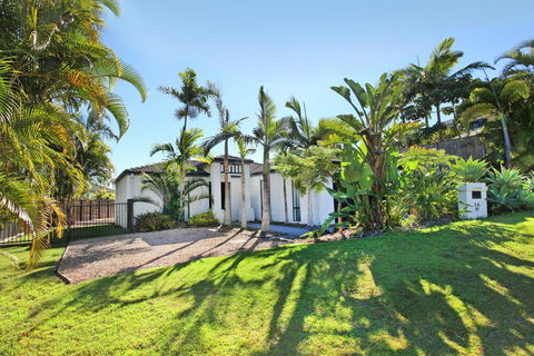 Relax At Coolum - Accommodation Gladstone 1